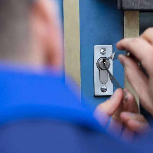 Emergency 24/7 locksmith attending Perth property.